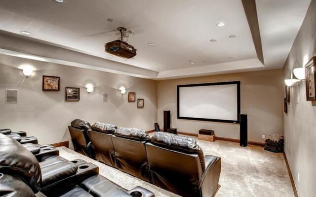 5 O Clock Lodge Peak 8 Private Home by Pinnacle Lodging