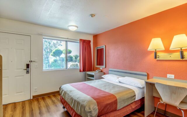 Super 8 by Wyndham Tracy