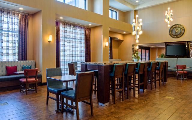 Hampton Inn & Suites Bakersfield/Hwy 58, CA