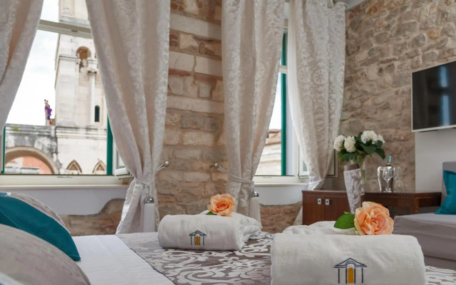 Antique Split Luxury Rooms