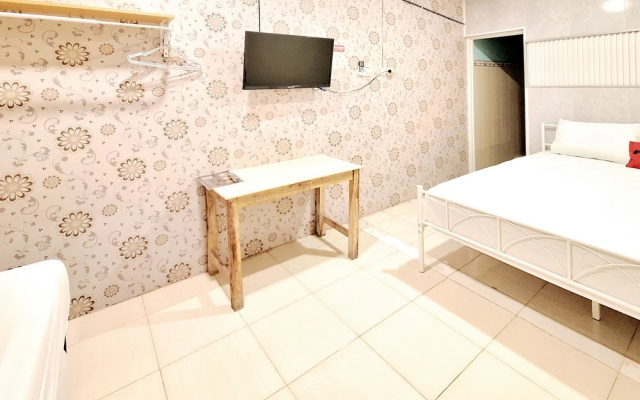 RedDoorz at Victoria Hotel Near Stasiun Blitar – Guest Rooms – Blitar