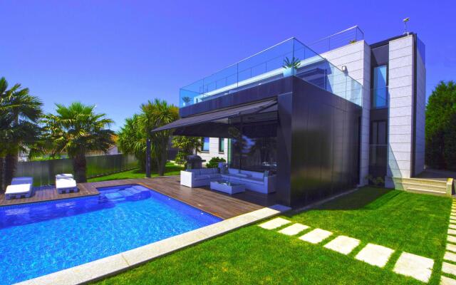 Posh Villa with Pool, Garden & Ocean Views in Sansenxo