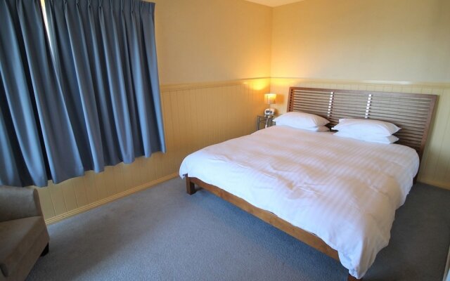 Torino 3 - Lake Jindabyne & Snowy Mountain Views