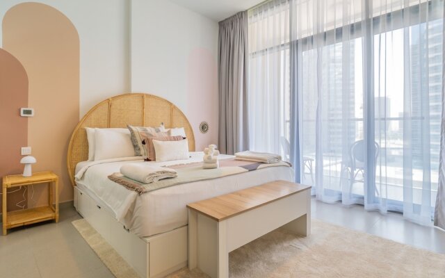 Charming Tropical Apartment Minutes To Dubai Mall