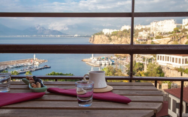 Aheste_simple Sea View Flat in Lovely Old Town