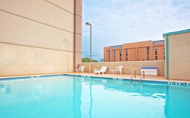 Holiday Inn Express & Suites Atlanta N-Perimeter Mall Area