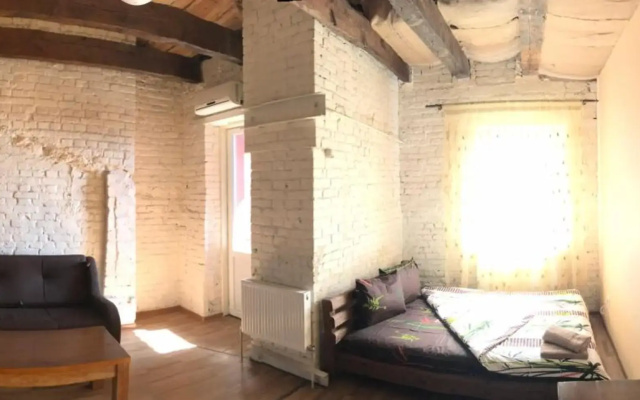 Two-floor apartments and studio 2-х этажные апартаменты и студия в самом центре