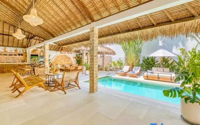 Villa Barcelona - 6BDR, lush garden, private pool — hotel in Kuta