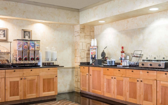 Holiday Inn Dallas Market Ctr Love Field by IHG