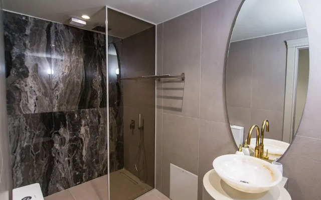 IO Luxury Pool & Hot Tub Suites