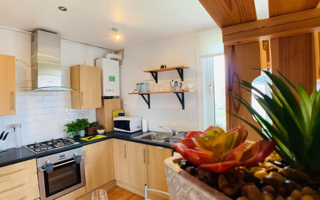 Maria- Bright and Modern City Center Apartment .