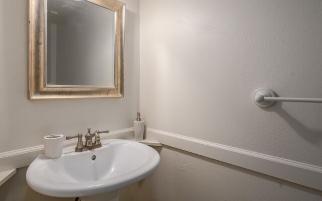 Spacious 4BR Townhouse by WanderJaunt