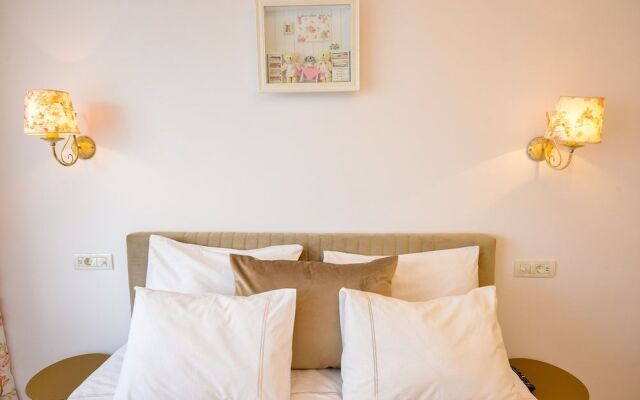 Tres Chic Studio - Victoria Avenue