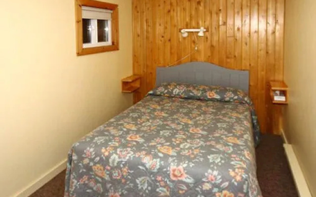 Spectacle Lake Lodge