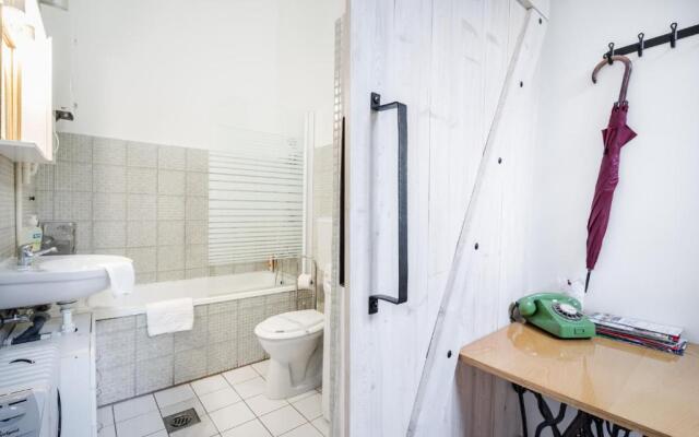 BpR Vinyl Style Studio Home with A/C