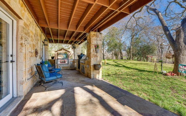 Seguin Riverfront Retreat: Fishing Dock + Kayaks!