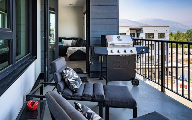 Slopes and Green by Revelstoke Vacations