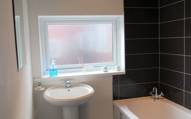 Spacious Apartment Heaton