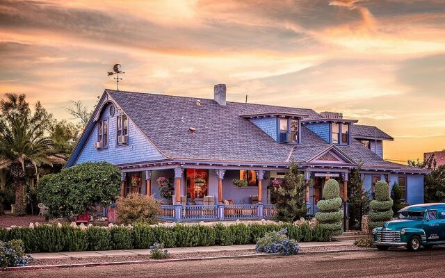 The Big Blue House - Tucson Boutique Inn