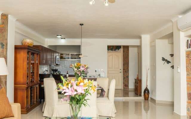 Ocean Front Condo With Pool Sleeps 6 Adults