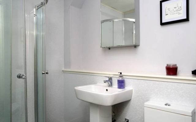 2 Bedroom Canalside Apartment