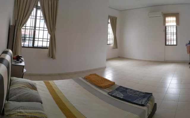 Johor Bahru 6 Bedrooms Corner House: Big & Comfort – Guest Rooms – Johor Bahru