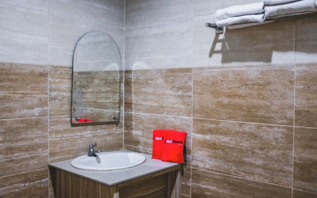 RedDoorz Plus near Mall Panakukang