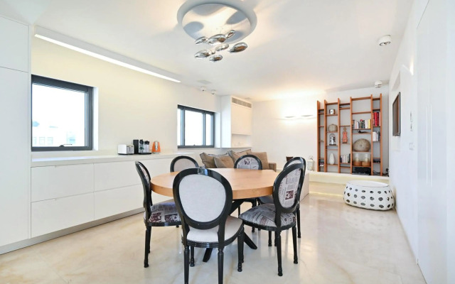 The Lounge Pool By HolyGuest