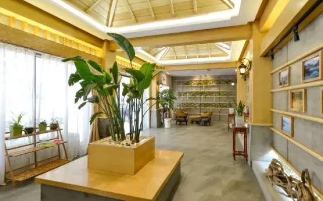 Cloud Hening and Manhua Hotel