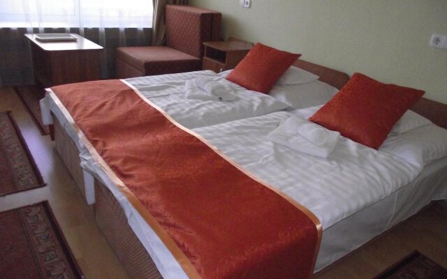 Hotel Harom Hattyu