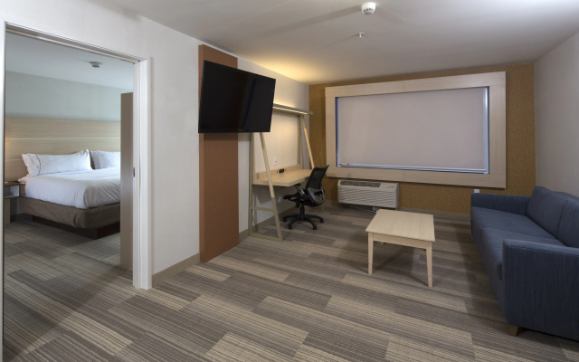 Holiday Inn Express And Suites Rochester Hill