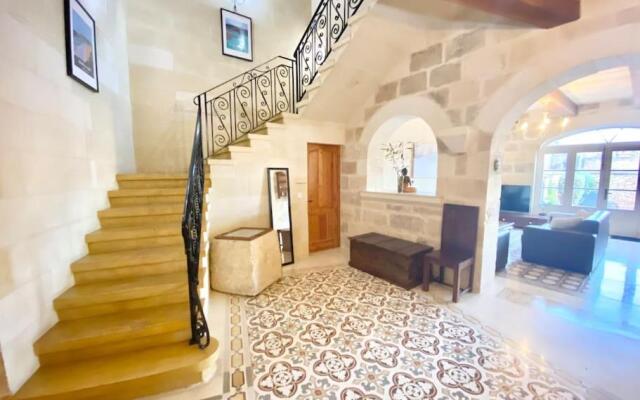 Villa Rossa Gozo - 5 bedroom ensuite with pool & jacuzzi