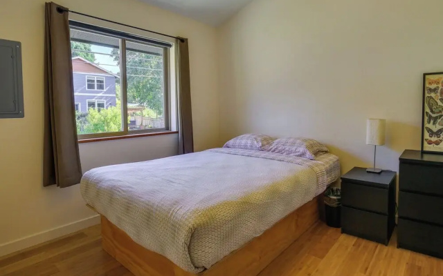 Modern White Salmon Apartment, Steps From Town
