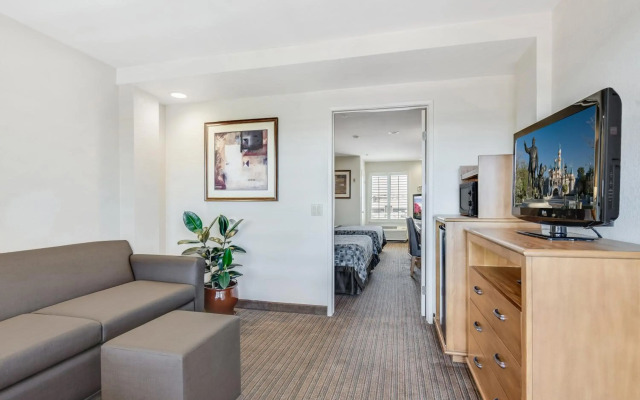 Anaheim Desert Inn and Suites