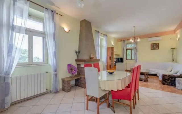 Charming Retreat Holiday Home Mravince With Pool