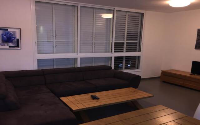 Luxury apt heart  Bat-Yam 3 m walk beach