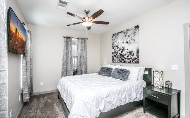 Rooftop Pool, Views, Close to Shops & Dining C4427