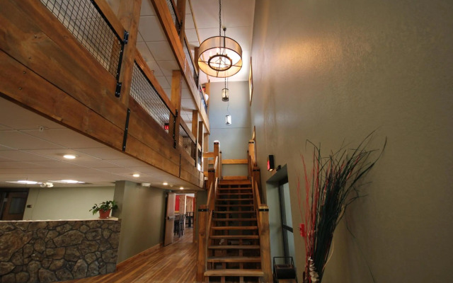 Blackstone Lodge & Suites