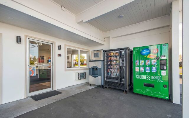 Motel 6 Burlington, WA