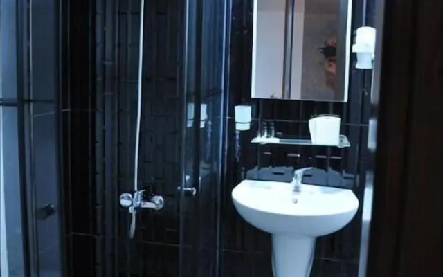 Anita Kemer Noch Hotel