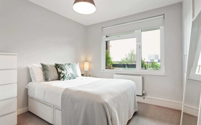 Lovely 2 Bed Apartment w Balcony nr River Thames
