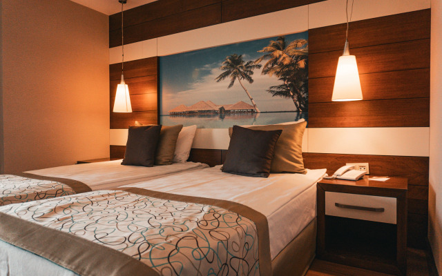 Adella Side Hotel
