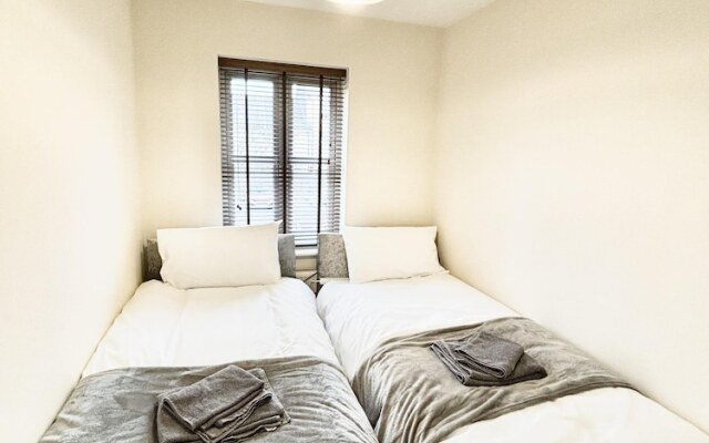 Remarkable 3-bed House in Reading