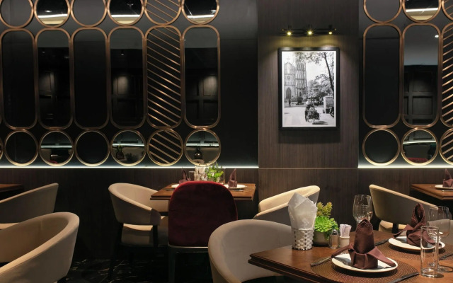 May de Ville Crown Hotel