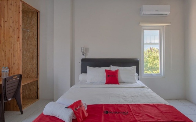 RedDoorz Plus Syariah @ Raya Nginden 2 – Guest Rooms – Surabaya