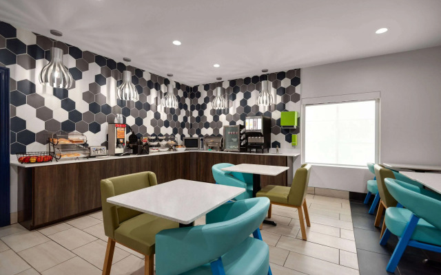 La Quinta Inn & Suites by Wyndham Gonzales LA