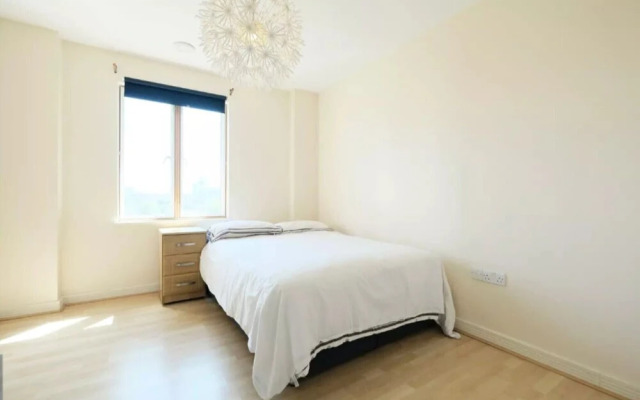 Bright and Spacious 2-bedroom Flat, Sleeps 4