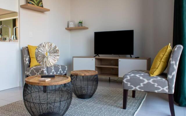 Modern 1 Bedroom Executive Apartment in Waterfall