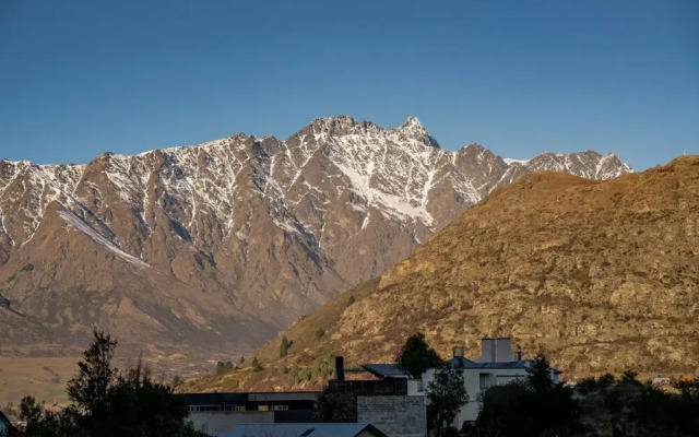 2-Bedroom Remarkables Apartment