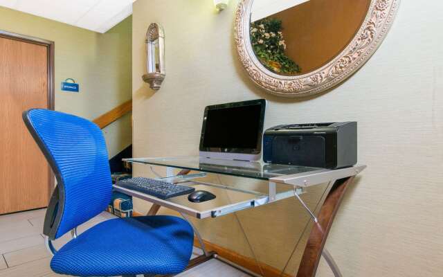 Days Inn & Suites by Wyndham Wichita